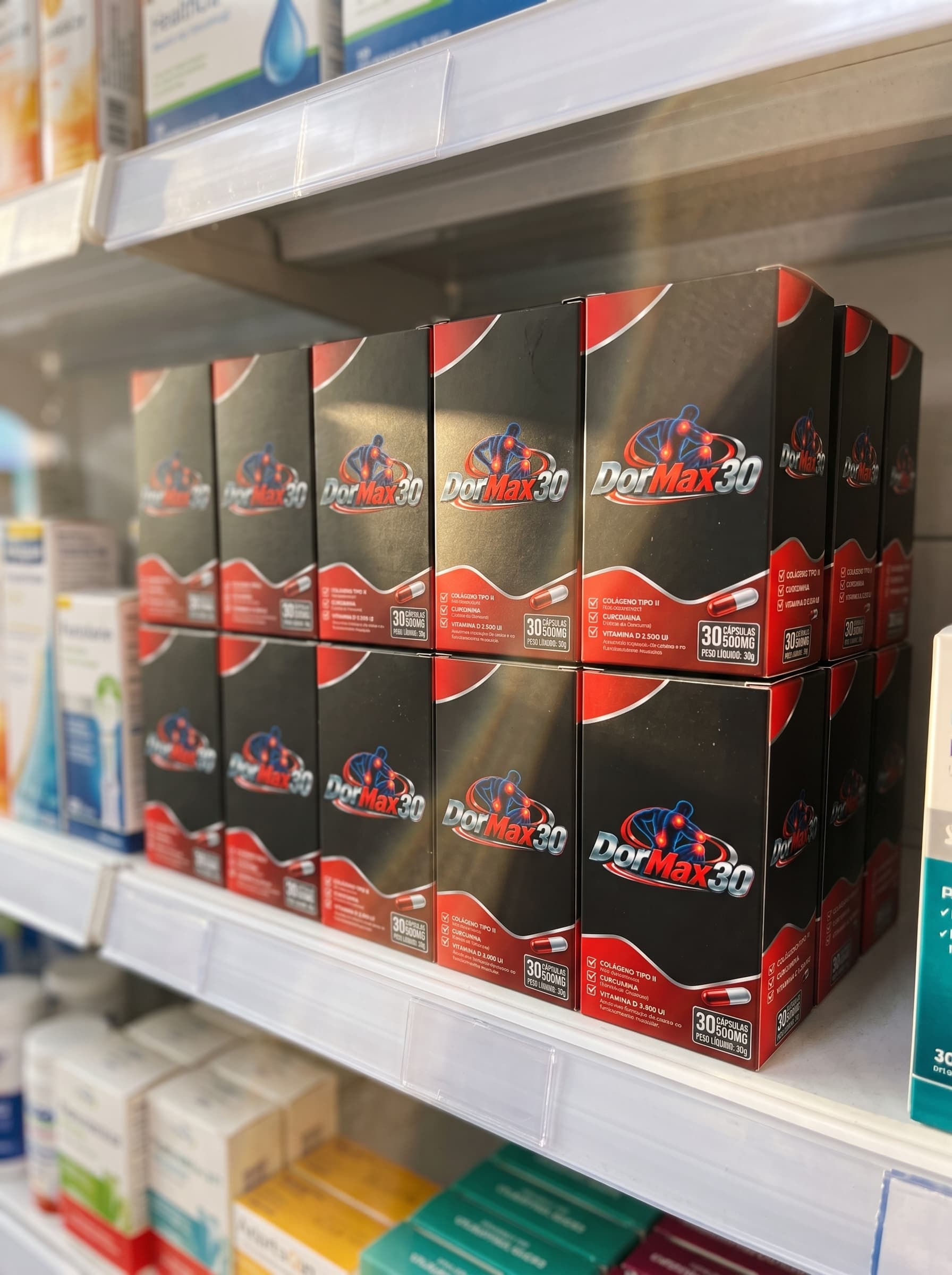 Caixas de DorMax30 na prateleira de uma farmácia